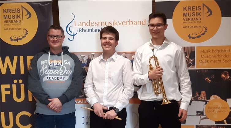 (V.li.n.re.) Referent Christian Krier, Schlagzeuger Jonas Nieskes und Trompeter Jan Neumann. Foto: privat