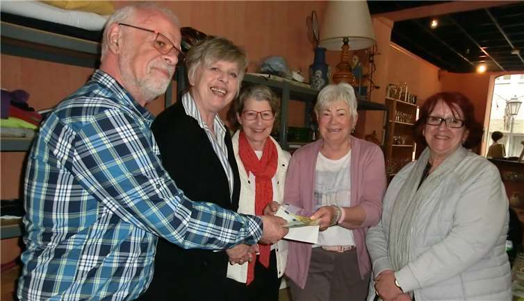 V.li.n.re. Reinhard van Ooyen nimmt die 800 Euro von Renate Schmitt, Edel Jähde, Wilma Schneider und Doris Bruch entgegen. Foto: privat