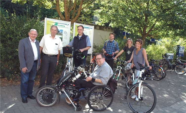 (V.li.n.re.) Rudi Frick, Beigeordneter der Stadt Bad Neuenahr-Ahrweiler, Achim Haag, Bürgermeister Verbandsgemeinde Altenahr, Jörg Lindner, Stadtverwaltung Bad-Neuenahr-Ahrweiler, Maximilian Scholl, Ahrtal-Tourismus Projektkoordinator für Barrierefreiheit, Maike Gausmann-Vollrath, Wirtschaftsförderin der Stadt Sinzig, Ulla Dismon, Tourismusförderin Verbandsgemeinde Altenahr, vorne Behindertenbeauftragter des Landes Matthias Rösch. UM