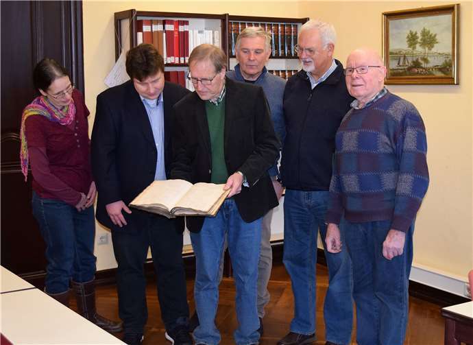 V.li.n.re.: Simone Busch (Bewohnerin der ehemaligen Oberbieberer Schule über dem Aubach), Stadtarchivar Bernd Breidenbach, der Finder des Buchs und Vater von Simone Busch, Michael Busch, Arno Schmidt, HVO-Vorsitzender Rolf Löhmar und Werner Fleischer. Gabriele Lange