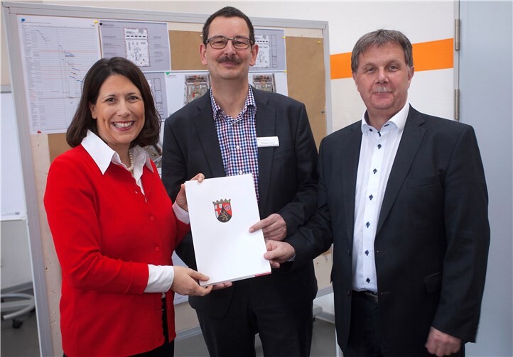 (V.li.n.re.) Staatssekretärin Daniela Schmitt, Akademiedirektor Thorsten Fuchs und Jörg Müller, Geschäftsführer und Vizepräsident Bundesverband (BVLH), bei der Übergabe des Zuwendungsbescheids. Foto: Wolfgang Tischler