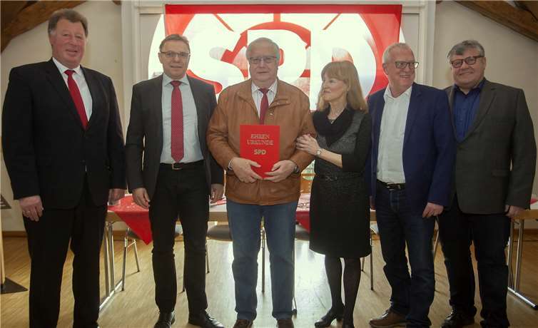 V.li.n.re.: VG-Bürgermeister H. Rasbach, Staatssekretär im BM RLP Hans Beckmann, Jubilar Werner Steube, OV-Vorsitzende Cécile Kroppach, Fredi Winter MdL und Michael Mahlert, 1. Kreisbeigeordneter.  privat