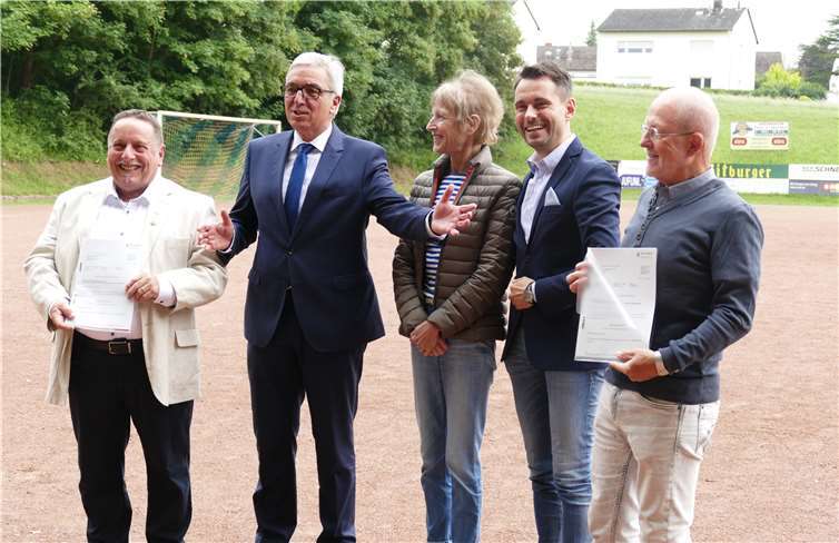 Minister Lewentz bringt Zuwendungsbescheide des Landes Rheinland-Pfalz V.li.n.re.: Vorstandsvorsitzender TUS Niederberg Jürgen Frensch, Minister Lewentz, Bürgermeisterin Hammes-Rosenstein, OB David Langner, 1. Vorsitzender FC Arzheim Dr. Sauer. Frensch und Dr. Sauer zeigen ihre Zuwendungsbescheide.