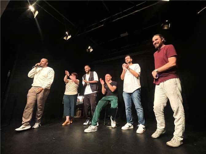 V.liu. Alex Veltens, Amin, Daniel Kniele, Abeku Okyere, Bea Herzog und Reda Salahdine freuten sich über das begeisterte Publikum in Lahnstein. Foto: Mira Bind / Stadtverwaltung Lahnstein
