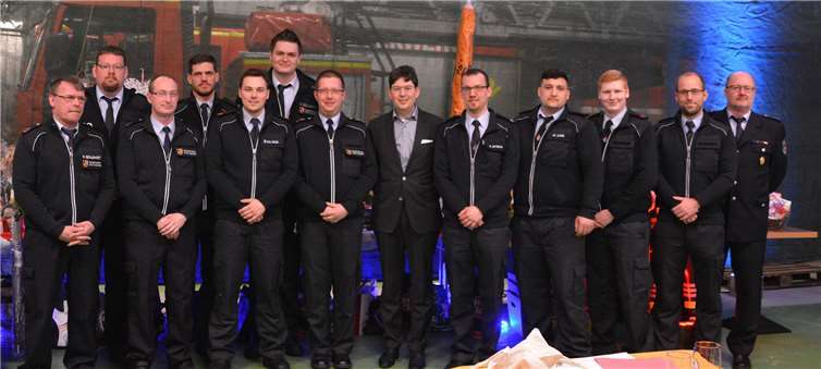 (Vl.l.) Wolfgang Schuchardt (stellvertretender Bereitschaftsleiter), Oliver Wiest, Markus Bollen-Juilfs (stellvertretender Bereitschaftsleiter), Felix Busch, Philipp Paal, David Bellgardt, Florian Bauer (Bereitschaftsleiter), Bürgermeister Michael Mang, Andreas Dittrich, Marcos-Paolo Linn, Martin Scheidt, Christian Ross (stellvertretender Bereitschaftsleiter) und Wehrleiter Wilfred Hausmann.