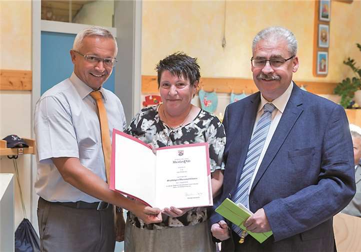 V.l.n.r.: 1. Kreisbeigeordneter Achim Hallerbach, Jubilarin Ingrid Brabender und Ortsbürgermeister Willi Knopp.Creativ Picture