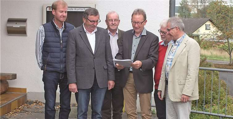 V.l.n.r. 1. Ortsbeigeordneten Norbert Menzenbach, Ortsbürgermeister Ferdi Wittlich, den ehemaligen Ortsbürgermeister Heinz-Dieter Wagner, Bundestagsabgeordneten Erwin Rüddel, 2. Ortsbeigeordneten Hans Eckert sowie 3. Ortsbeigeordneten und CDU-Ortsvorsitzenden Horst Ewenz.Reinhard Vanderfuhr / Büro Rüddel