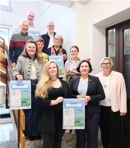 V.l.n.r.: 1. Reihe (unten): Tamara Kopelke - Team Gedenken, Claudia Müller-Bück - Superintendentin, Bürgermeisterin Petra Kalkbrenner; 2. Reihe: Lydia Bauer - Kommunalmanagerin Westenergie, Barbara Kolz - Rektorin Swistbachschule; 3. Reihe: Silke Adamek - Gemeinde Swisttal, Monika Wolf-Umhauer - Arbeitskreis Jahrestag Flutkatastrophe; 4. Reihe: Volkmar Sievert -ADFC-, Andreas Mai - DRK; 5. Reihe (oben): Klaus Jansen -Team Gedenken. Foto: Gemeinde Swisttal