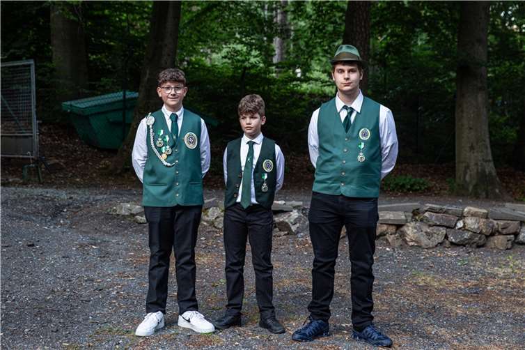 V.l.n.r.: 1. Ritter Benedict Hehl, Jungschützenkönig Theo Fischer, 2. Ritter Julian Bausch.