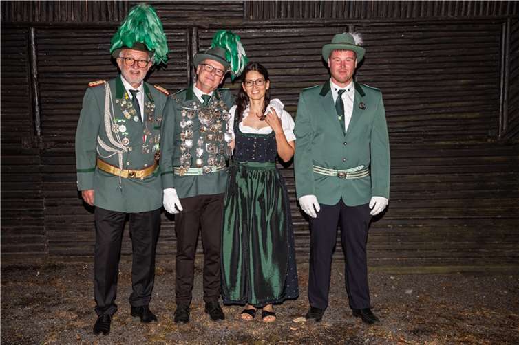 V.l.n.r. 1. Ritter Rudolf Schwaderlapp, Schützenkönig Marco Leiter mit Ehefrau Katja, 2. Ritter Marcel Lindemann.