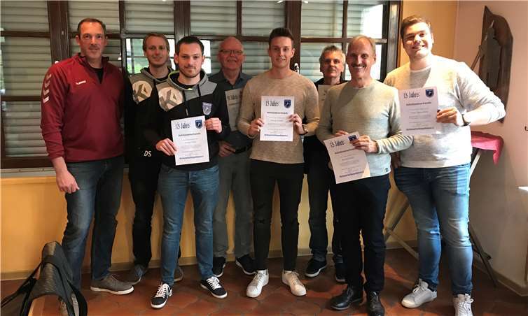 V.l.n.r.: 1. Vorsitzender Bernd Frorath, 2. Vorsitzender Dominik Stuntz und die geehrten Fabian Unkel, Rolf Schneider, Karsten Konder, Hanjo Fritzen, Rainer Konder und Julian Dannenberg. Foto: privat