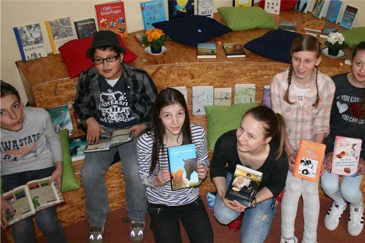 V.l.n.r.: Akif Yorgun, Günter Eberz, Lili Schäfer, Maren Krey, Leonie Vogel, Melissa Dmuchowski und ein halber Fußballer.Privat