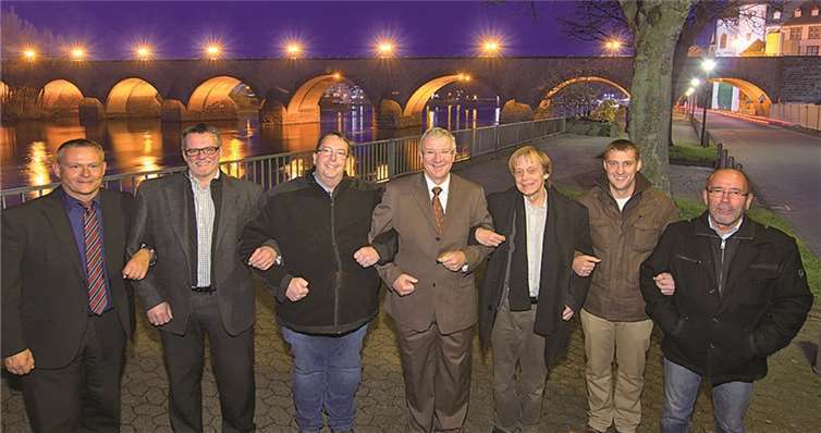V.l.n.r.: Andreas Bilo (Geschäftsführer der Koblenz-Touristik), Norbert Wagner (Sachgebietsleiter Konstruktiver Ingenieurbau Tiefbauamt), Marco Kraus (Geschäftsführer Elektro Künster), der Koblenzer Oberbürgermeister Prof. Dr. Joachim Hofmann-Göttig, Peter Schwarz (stellvertretender Leiter Tiefbauamt), Stephan Landen (Projektleiter Tiefbauamt) und Baudezernent Martin Prümm vor der neu in Szene gesetzten Balduinbrücke.Koblenz-Touristik / Schepers