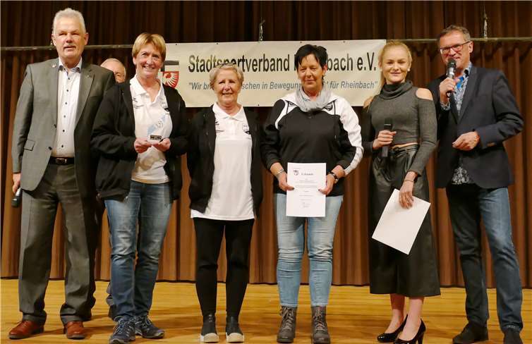 V.l.n.r: Anita Schneider (Mannschaftsführerin), Lilo Genetsch und Heike Thomm werden stellvertretend für die Tennis Damen 50 geehrt. Foto: privat