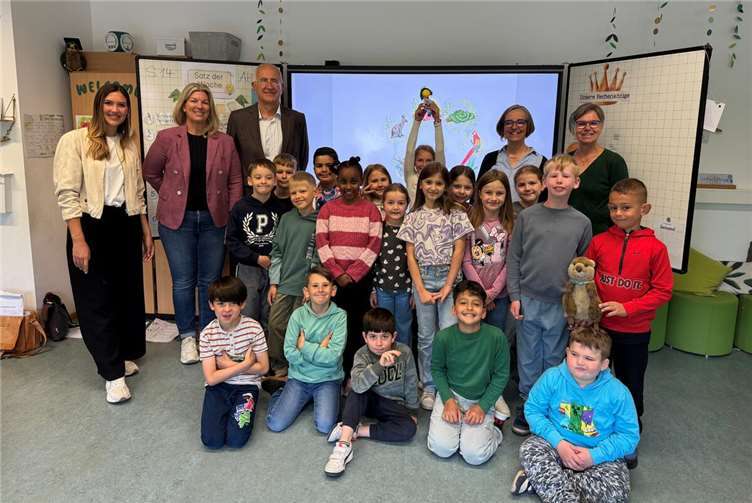 V.l.n.r.: Anne Seibeld (Klassenlehrerin), Christina Schmitt (Präsidentin Lions Club), Helmut Weissheimer (Schatzmeister Lions Club), Christine Rensinghoff (Gesundheitsförderin Klasse2000), Martina Jonas (Koordinatorin Klasse2000).Foto: Céline Breiter