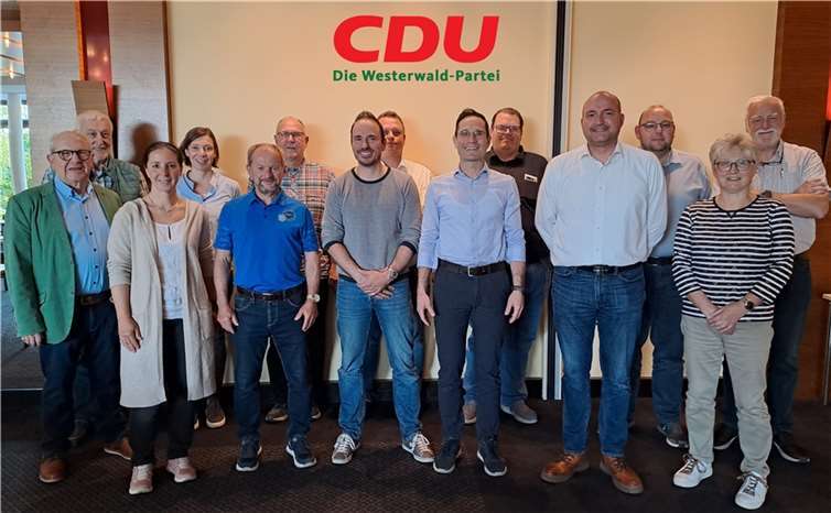 V.l.n.r.: Arthur Breiden, Paul Schmidt, Ines Hümmerich, Christina Heinz, Horst Eberl, Winfried Mathy, Matthias Hofmann, Jürgen Binder, Björn Hümmerich, Christoph Barthel, Markus Weiskopf, Stephan Schnelle, Ute Eberl und Eckhard Kilian.  Foto: CDU-GV Höhr-Grenzhausen