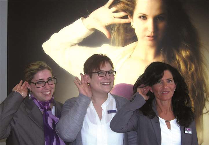 V.l.n.r. Barbara Stuhl, Fachgeschäftsleiterin Jennifer Neitzert (Bildmitte) und Jutta Middeke.Privat