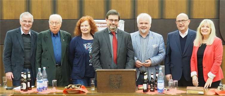 (V.l.n.r.) Beigeordneter Peter Kirst, Ehrenvorsitzender Willi Böhm, Hede Schenk, Vorsitzende der Gewerkschaftssenioren, Direktor Reiner Rühmann, Ferhat Cato, DGB-Vorsitzender, Bürgermeister Michael Kessler und Beigeordnete Gabi Zils.privat