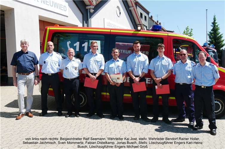 V.l.n.r: Beigeordneter Ralf Seemann, Wehrleiter Kai Jost, stellv. Wehrleiter Bendorf Rainer Holler, Sebastian Jachmisch, Sven Mommertz, Fabian Distelkamp, Jonas Busch, stellv. Löschzugführer Engers Karl-Heinz Busch und Löschzugführer Michael Groß. Foto: Löschzug Engers