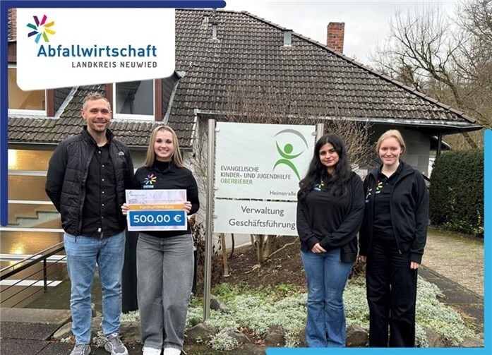 V.l.n.r. Bent Herzog, Vorstand der Evangelischen Kinder- und Jugendhilfe Oberbieber, Valeriia Weckert, Dijle Basibüyük und Fiona Dreher, Auszubildende Kauffrauen für Büromanagement bei der Abfallwirtschaft Landkreis Neuwied AöR.