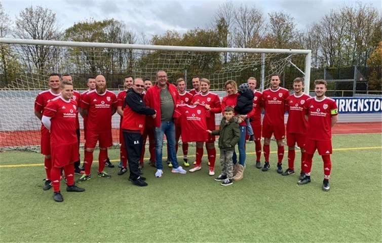 V.l.n.r Bernd Rechmann, Sebastian Hirthe, Dustin Maur, Jessica Hirthe und der Rest der Mannschaft. privat