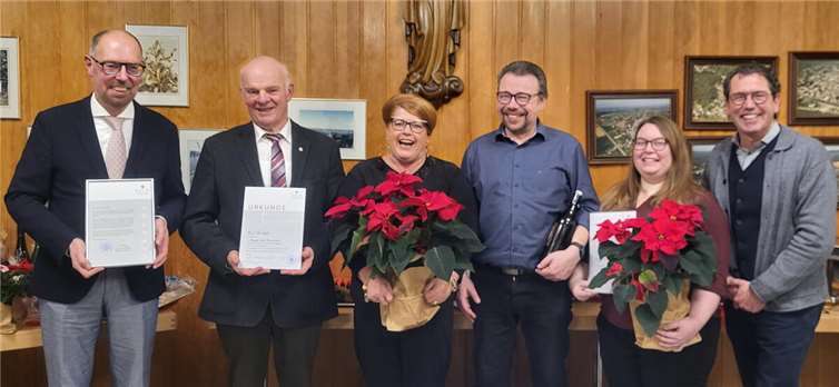 V.l.n.r.: Bernd Willscheid, Paul Runkel, Simone Zwiener, Helmut Kröll, Christina Kröll und Pastor Lothar Anhalt.Foto: Regina Otten