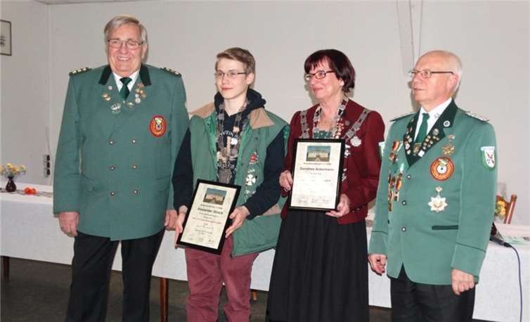 V.l.n.r.: Bezirkssportleiter Manfred Hanke, Bezirksjugendkönig Alexander Strack, Bezirkskönigin Dorothee Ackermann und Bezirksvorsitzender Wolfgang Hartwig.Privat