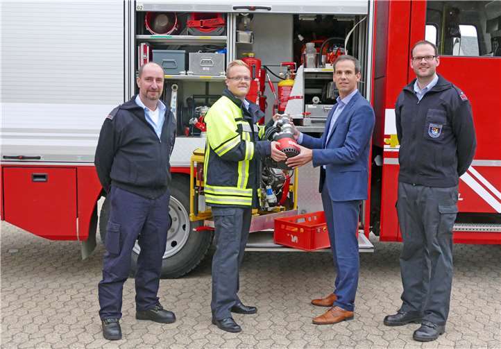 (V.l.n.r.): Brandmeister Hans-Josef Adams, Hauptfeuerwehrmann Riko Schwarz, Edwin Schick, bei Westnetz Leiter des Regionalzentrums Rauschermühle und der stellvertretende Wehrführer der Freiwilligen Feuerwehr Saffig, Martin Schleich freuten sich über eine neue Tauchpumpe. Privat