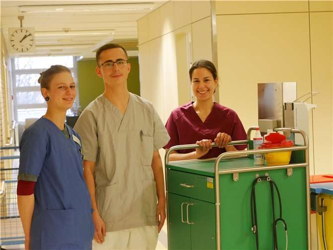 V.l.n.r. Briga Becker, Nino Schumacher und Aylin Kilinc sind Teil der Pflegezukunft. Foto: K.Güntzel