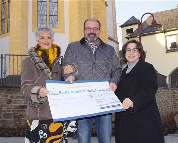 (V.l.n.r.): Brigitte Thilmann-Hilger und Ortsbürgermeister Peter Moskopp überreichten Petra Gies-Moskopp von der kath. Kirchengemeinde symbolisch einen großen Scheck, der bei der Sanierung des Kettiger Kirchturms eine sinnvolle Verwendung findet.