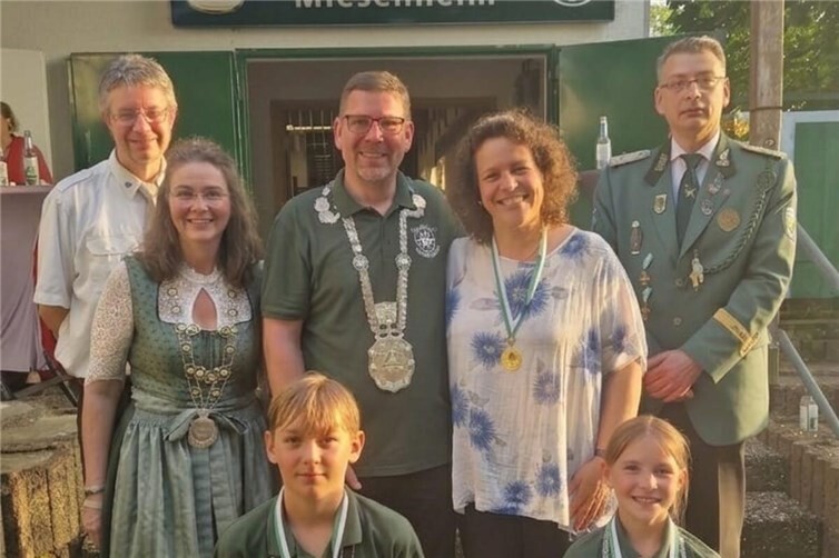 V.l.n.r. Brudermeister Dirk Rabenhofer, Scheibenkönigin Manuela Buhr, Prinz David Kropf, Schützenkönig Daniel Schneider, Königin Carina Schneider, Bambiniprnzssin Sophia Luy, Zweiter Brudermeister Carsten Meyer.