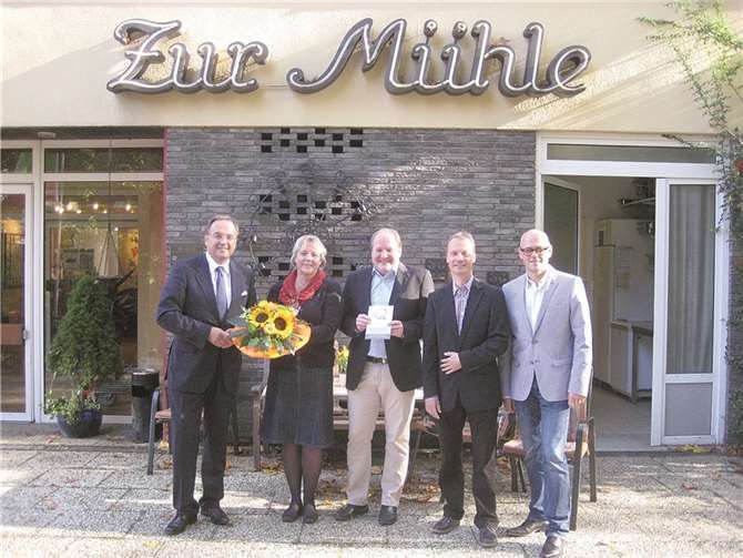 V.l.n.r.: Bürgermeister Bernd Weidenbach, Ursula Reuter-Breith (Hotel „Zur Mühle“), Klaus Reuter (Hotel „Zur Mühle“), Holger Klemm (Leiter Tourist-Info und Gerhard Oelsberg (Wirtschaftsförderer). Privat