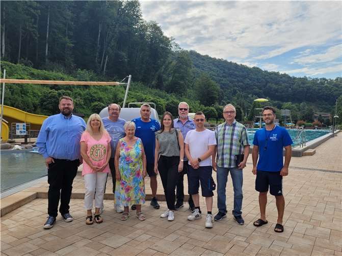 (V.l.n.r.): Bürgermeister Christoph Mohr, Gaby Zils, Karl-Heinz Buggenthien, Gretemarie Stein-Ochsenknecht, Schwimmmeister Christian Frank, Nicole Schlegel, Erster Beigeordneter Peter Schneider, Wassermeister Marco Ürz, stv. Werkleiter Michael Frömbgen, Bademeister Richard Cardinale. Foto: Stadt Bendorf