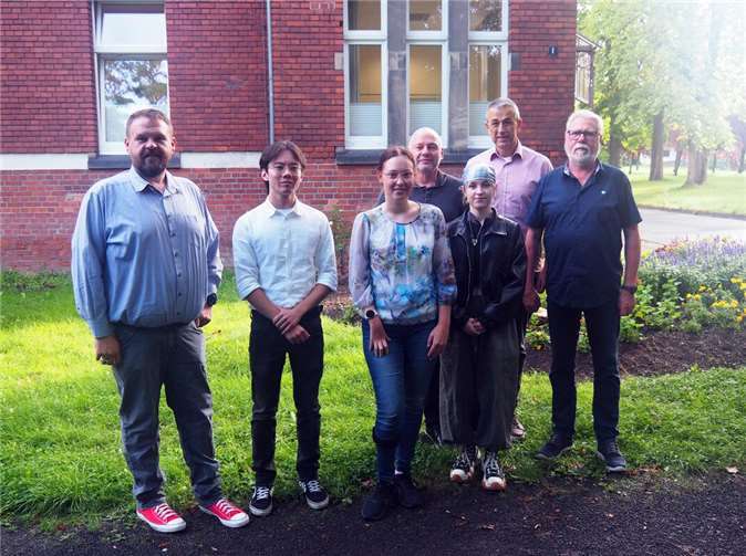 Ausbildungsstart für Nachwuchskräfte (V.l.n.r.): Bürgermeister Christoph Mohr, Leon Stoffels, Victoria Blumenstein, Personalleiter Uli Kalb, Neele Strauß, Büroleiter Thomas Gutfrucht, Erster Beigeordneter Peter Schneider. Foto: Stadt Bendorf