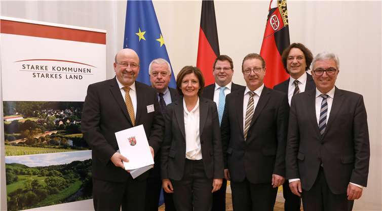 (V.l.n.r.) Bürgermeister Herbert Georgi, Guido Ernst MdL, Ministerpräsidentin Malu Dreyer, Carsten Jacob, Walter Köbbing, Marc Bors und Innenminister Roger Lewentz.privat