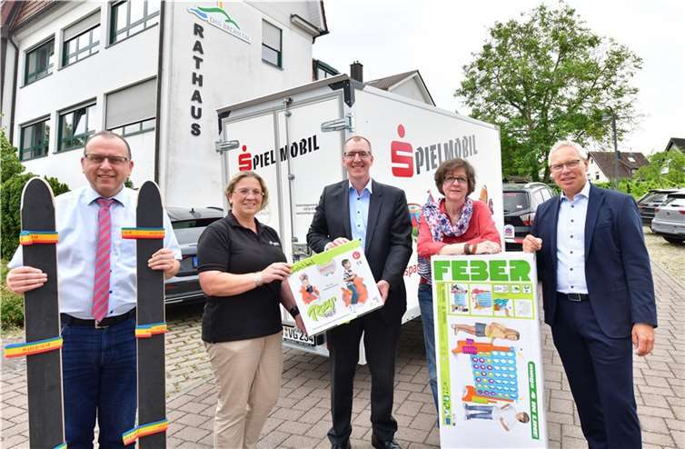 V.l.n.r.: Bürgermeister Johannes Bell mit Kerstin Wagner vom Helferstab, David Söller Leiter des BeratungsCenters der Kreissparkasse Ahrweiler in Niederzissen, Jugendpflegerin Ane Masen und Achim Gemein, Verhinderungsvertreter des Vorstands der Kreissparkasse Ahrweiler.  Foto: Hans-Jürgen Vollrath/Ahr-Foto