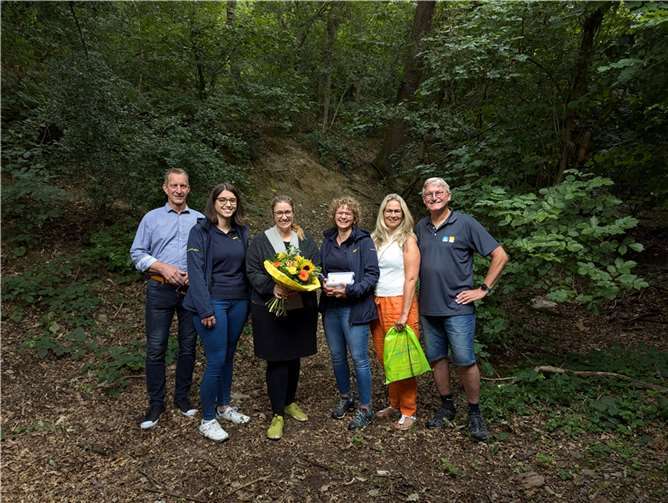 Actionbound „Wald erleben“ geht wieder an den Start V.l.n.r. Bürgermeister Maximilian Mumm, Dana Kaspari (VG Maifeld, Tourismus), Kathrin Saxler, Tina Brust (VG Maifeld, Tourismus), Michaela Packebusch, Lothar Kalter. Foto: privat