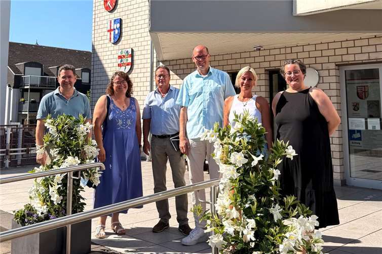 V.l.n.r.: Büroleiter Michael Remus, stellv. Leitung Casa Vivida Silvia Allar, Leiter Casa Vivida Peter Heumann, Bürgermeister Jan Ermtraud, Leiterin St. Suitbert Sabrina Kopper, stellv. Leiterin St. Suitbert Jasmin Kaufmann.Foto: Maximilian Klein