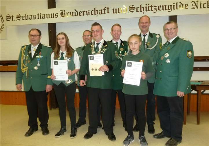V.l.n.r. Bundesmeister Alfred Degen, Schülerprinzessin Annalena Degen, Schießmeister Frank König, Jugendprinz Peter Morhardt, Jungschützenmeister Peter Otto, Bambiniprinz Kiara Mühlwitz, stv. JgSchtzMOliver Matthäus, Landrat Dr. Alexander Saftig.
