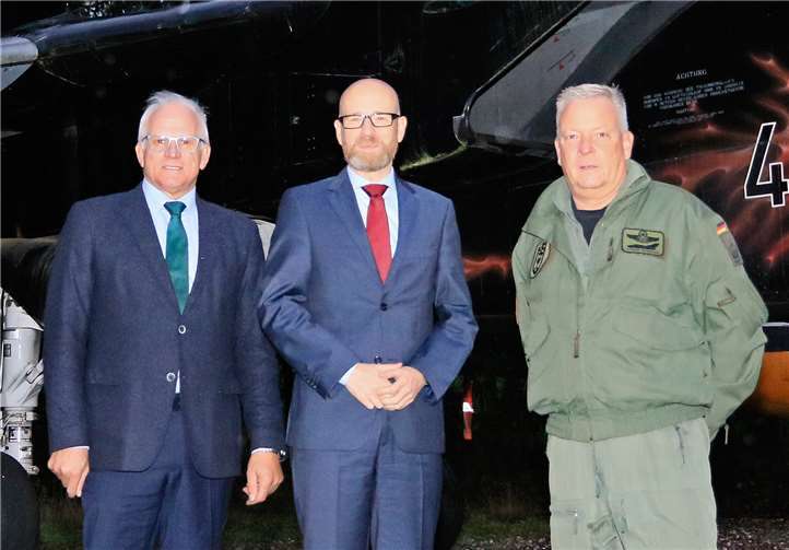 V.l.n.r.: Bundestagsabgeordneter Peter Bleser, Parlamentarischer Staatssekretär Dr. Peter Tauber, Kommodore Oberstleutnant Thomas Schneider. Oberstabsgefreiter Nico Tennhardt