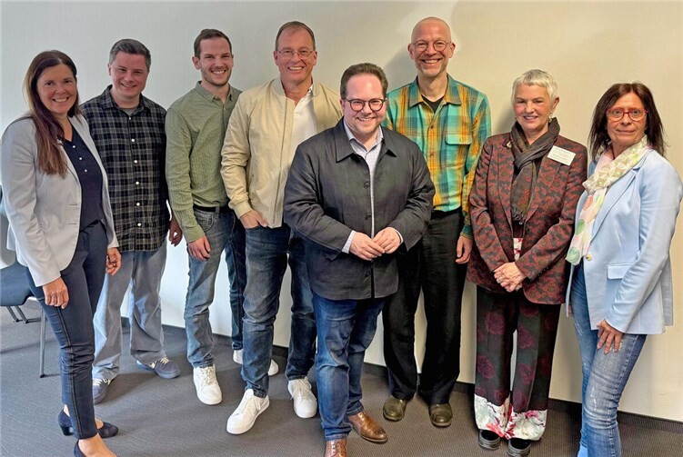 V.l.n.r.: Carmen Dreyer, Abteilungsleiterin Soziales Kreisverwaltung MYK, Hannes Wenner, Ortsbürgermeister Thür Lukas Ellerich, Bürgermeister VG Mendig Jörg Lempertz, Erster Kreisbeigeordneter Pascal Badziong, Dr. Florian Kiel, Vorstandsvorsitzender Gesellschaft für Gemeinsinn e.V., Waltraud Klein und Ute Dernbach. 