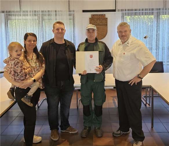V.l.n.r. Cathreen Theuvsen (3. Beigeordnete), Marcel May (2. Beigeordneter), Gerd Heck, Florian Albrecht (Ortsbürgermeister).Foto: privat