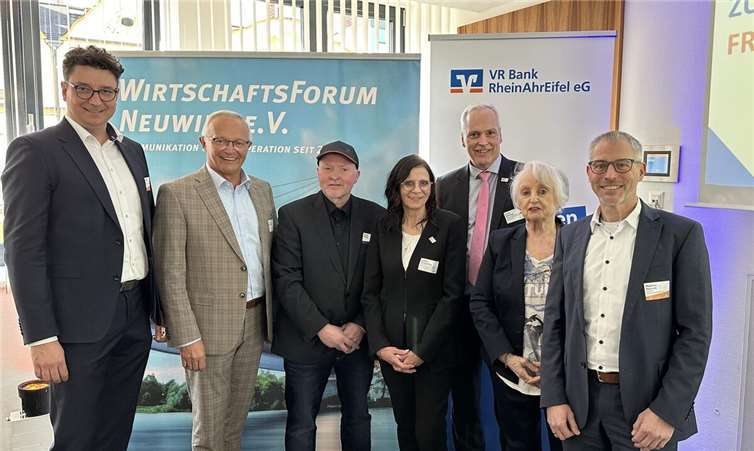 V.l.n.r.: Christian Kehr (Direktor Regionalmarkt NeuwiedLinz der VR Bank RheinAhrEifel eG), Achim Hallerbach (Landrat), Joey Kelly (Musiker, Unternehmer und Extremsportler) Marion Blettenberg (Vorsitzende Wirtschaftsforum Neuwied), Frank Wolfsfeld (Beisitzer Wirtschaftsform Neuwied), Brigitte Ursula Scherrer (Ehrenvorsitzende Wirtschaftsforum Neuwied) , Mathias Herfurth (Vorstand der VR Bank RheinAhrEifel eG).Foto: Florian Kütt I VR Bank RheinAhrEifel eG