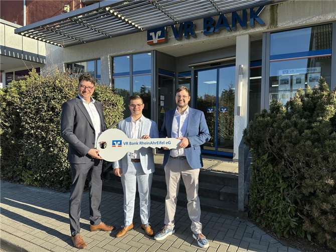V.l.n.r.: Christian Kehr (Regionalmarktdirektor NeuwiedLinz), Felix Rockenbach (neuer Filialleiter) und Sebastian Jacke (Teamleiter Privatkunden) bei der symbolischen Schlüsselübergabe.  Foto: Florian Kütt I VR Bank RheinAhrEifel