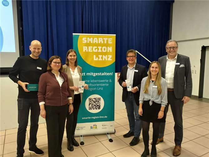 V.l.n.r.: Christian Schlüter (Projektmanager), Boryana Dimitrova (Projektmanagerin), Karin Wessel (Projektleitung), Verbandsgemeindebürgermeister Frank Becker, Lena Bitter (Öffentlichkeitsarbeit und Beteiligung), Stadtbürgermeister Helmut Muthers.Foto: Joscha Woelbert