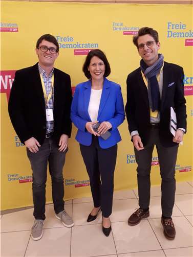 V.l.n.r.: Christian Schnack, stellv. Vorsitzender FDP Maifeld, Daniela Schmitt, Ministerin für Wirtschaft, Verkehr, Landwirtschaft und Weinbau, Daniel Eberz-Eder, stellv. Vorsitzender FDP Maifeld.  Foto: privat