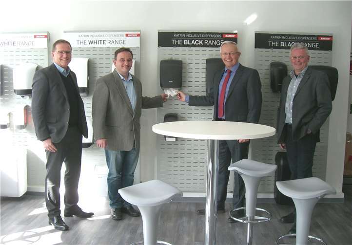 V.l.n.r.: Christoph Zeiler, Geschäftsführer der Metsä Tissue GmbH, Markus Claaßen, Werkleiter Metsä Tissue Werk Raubach, Landrat Achim Hallerbach und Guido Bröcker, Senior Vice President Technology. privat
