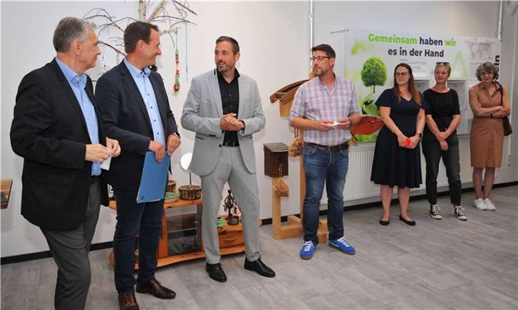 V..l.n.r.: Claus Peitz (Bürgermeister Andernach), Thomas Przybylla (Bürgermeister VG Weißenthurm), Christian Greiner (Oberbürgermeister Andernach), Christian Luxem (Betriebswirtschaftlicher Leiter, ppa. Perspektive gGmbH) bei der feierlichen Eröffnung des neuen Nachhaltigkeitsmarkts „umdenken“ in Andernach. Foto: Andernach.net GmbH