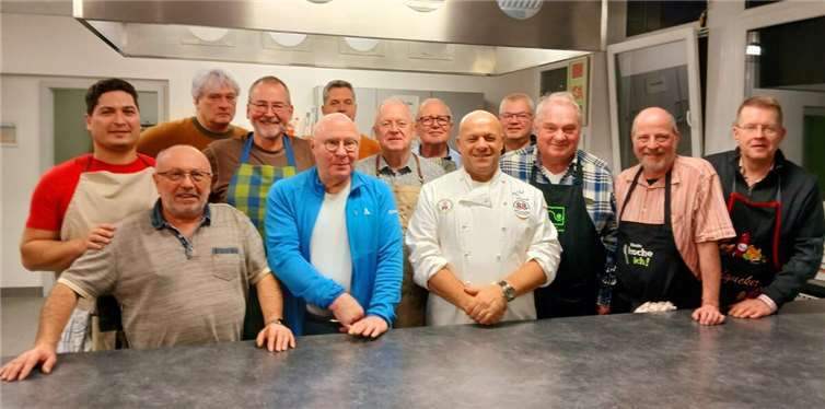 V.l.n.r.: Conrad Lunar (Gast) , Dozent Tommaso Vernia , Horst Vogt , Hauke Walter , R. Brauns-Packenius,Thomas Wolf , Ekki Ferger , Franz Spira , Pino Leonardi (Restaurant) , Dirk Kreuser , Michael Thomas ,Michael Herwartz , Christoph Menzenbach.  Foto: Christiana Menzenbach