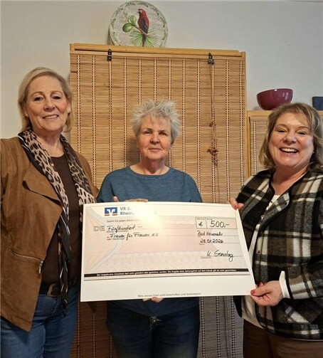 V.l.n.r.: Cornelia Adams (2. Vorsitzende UFH), Doris Elsweiler (hauptamtlich Mitarbeitende Frauenhaus), Kerstin Sonntag (1. Vorsitzende UFH).  Foto: UFH